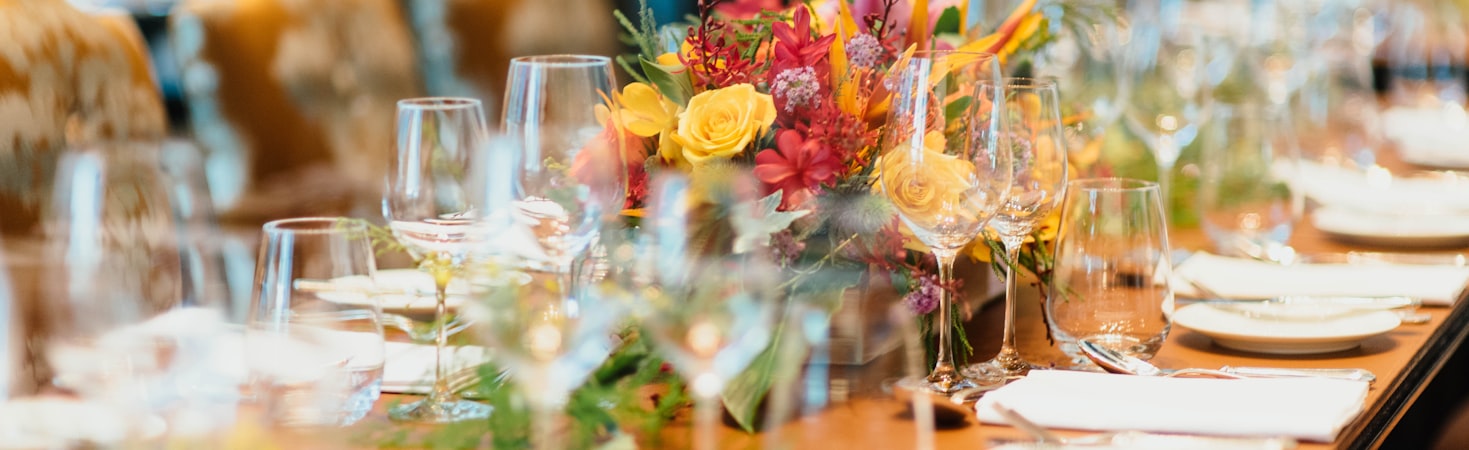 超级马戏团游戏中的水果转盘奖励机制特写，转盘上布满了草莓、葡萄、橙子等图标