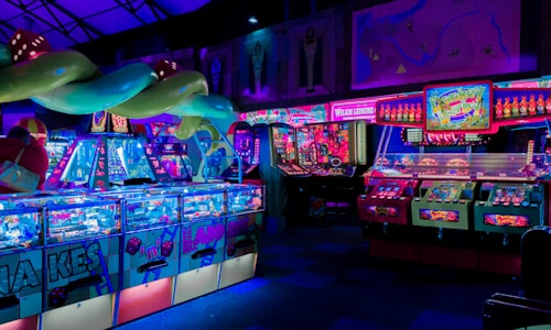 马戏团乐队合奏游戏，各种乐器等待演奏