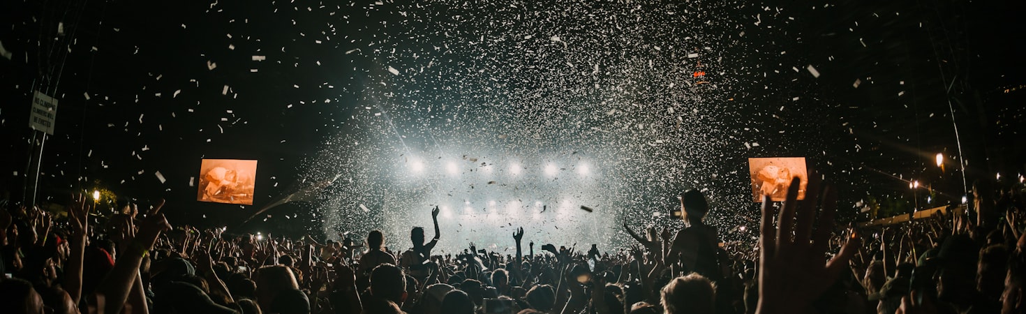 超级马戏团游戏中小丑触发特殊奖励的动画场景，小丑正在抛接彩球