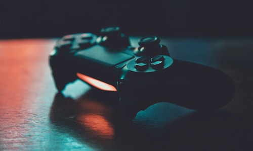 超级马戏团电子游艺入门指南封面图，展示游戏界面与基本操作图示