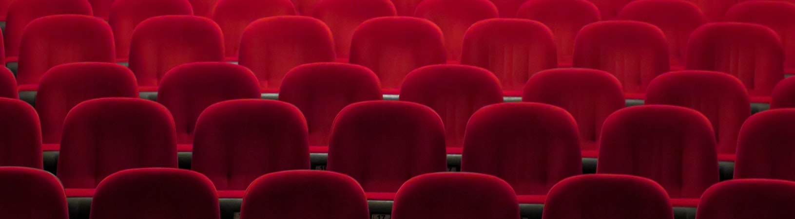 超级马戏团电子游艺设备主界面，展示色彩鲜艳的马戏团帐篷背景和中央的小丑角色